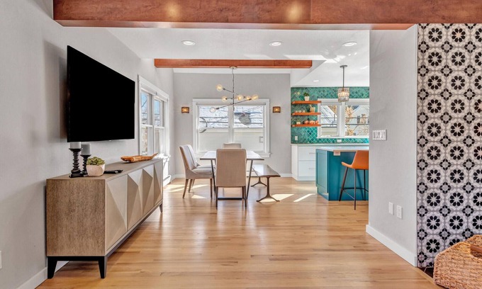 Whittier House | Light Filled Home with Flatiron Views. Walk to Pearl Street Mall