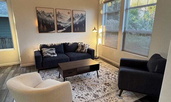 Sherwood - Tualatin South House | Light-Filled Modern PNW Retreat — Tualatin 3BR