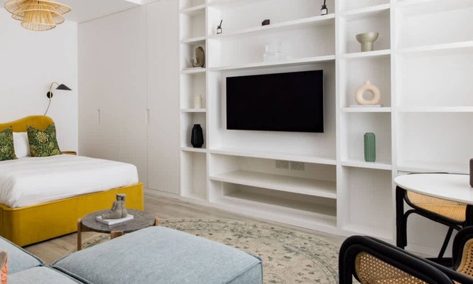 Earl's Court Apartment | Light-filled Studio with AirCon near Tube