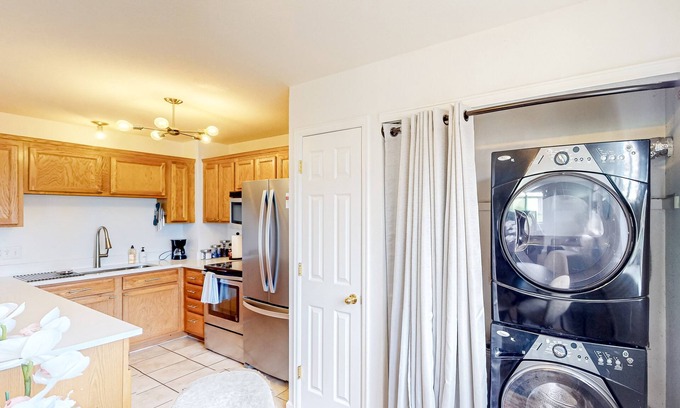 Englewood Condo | Light-filled suburban condo with balcony, near downtown & light rail