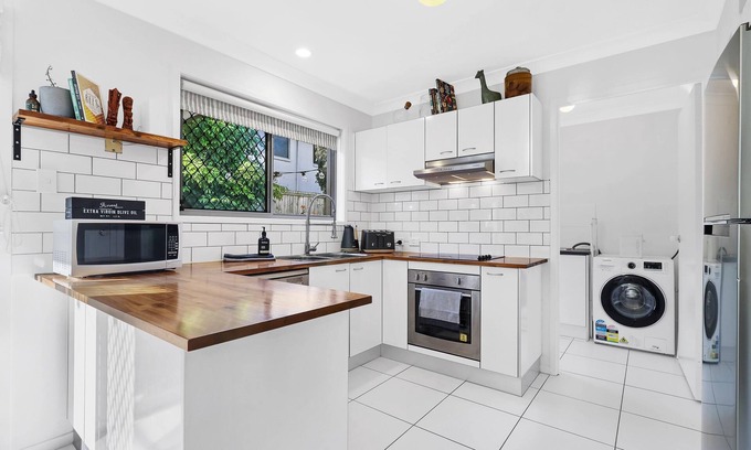 Bracken Ridge House | Light filled townhouse