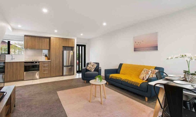Christchurch House | Light & Spacious 2Bdrm Townhouse Off Street Park