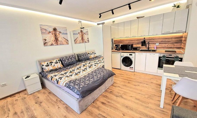 Odesos Apartment | Light Studio