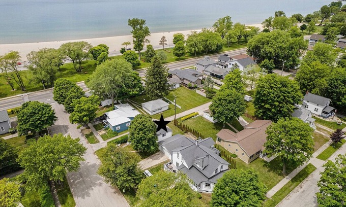 Ludington House | Lighthouse Cottage: 1 block from the beach, 2 blocks to downtown!