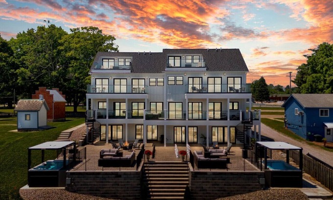 Port Sanilac House | Lighthouse Cove: Corporate events, weddings, large groups