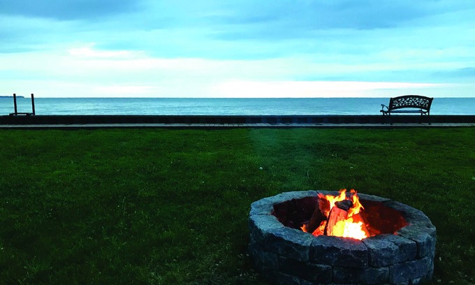 Lighthouse Cove Cottage | Lighthouse Cove Lakefront Cottage with Canal Dock