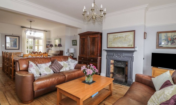 Gorleston-on-Sea Cottage | LIGHTHOUSE VIEW, pet friendly, with hot tub in Gorleston-On-Sea