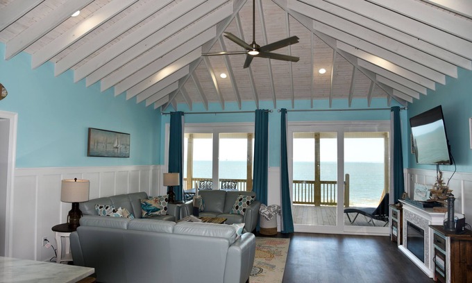Audubon Place House | Lighthouse View | Beachfront Bliss. Bring the Whole Family (Pets Too)