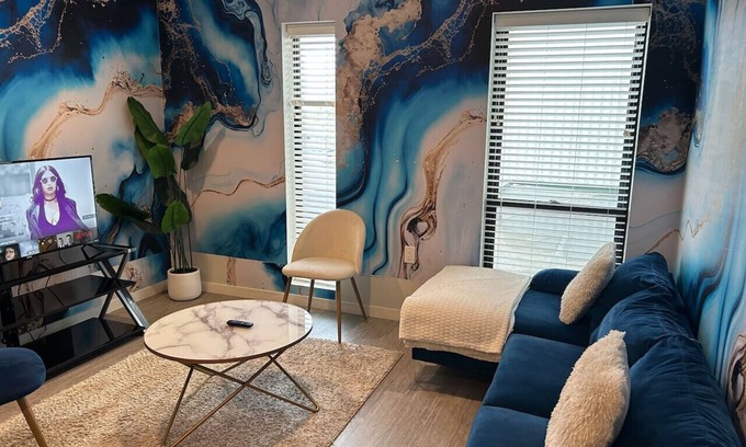 Downtown Des Moines Apartment | Lightning Luxe Retreat