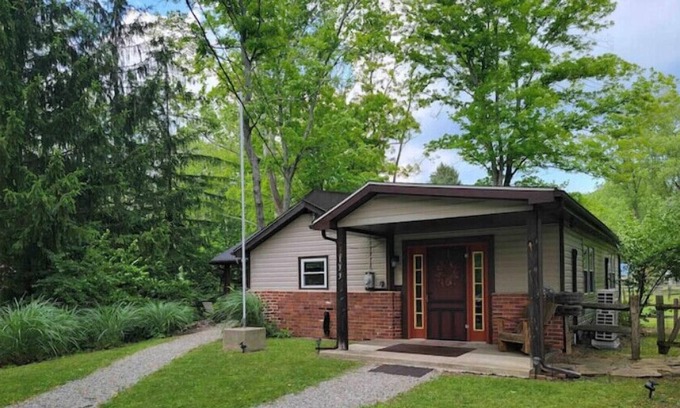 Hostetter House | Ligonier Cozy Cabin Getaway - Streamside lot