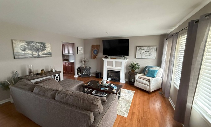 Beaver Falls House | Like new Cozy townhome with home office in Beaver Falls, near Pittsburgh