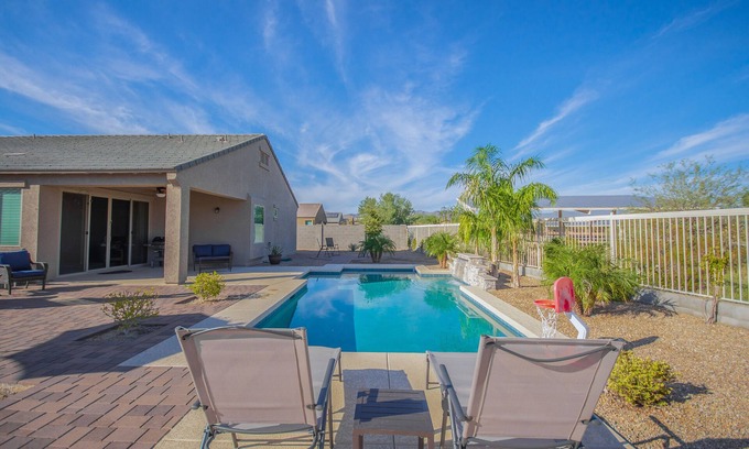 Watson Estates House | Like New Home Private pool ,New furnishings, 20 mins to State Farm stadium