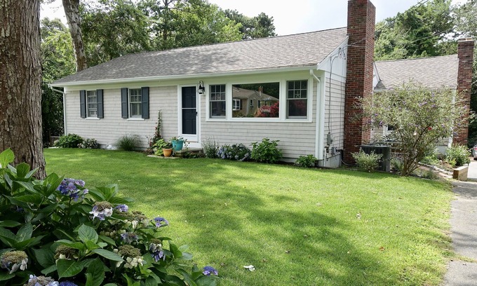 Dennis House | Like New - Stroll to Dennis Village