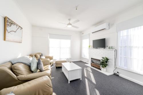 Shepparton House | Lil beauty Nth Central near Hosp 3BR Reno w ample parking and Wifi