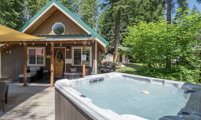 Ardenvoir Cabin | Lil Bigfoot Chalet-10% Off Last Minute, Hot Tub