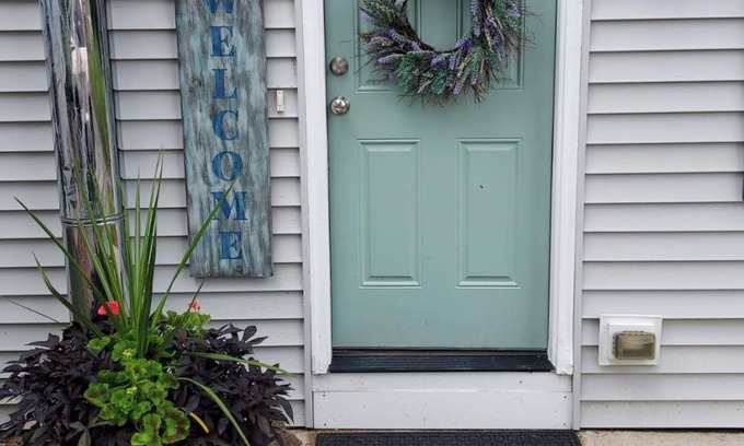 Crystal Lake Cottage | Lil' Dipper Cottage, Crystal Lake! 25 min to UConn & Bradley Int'l Airport!