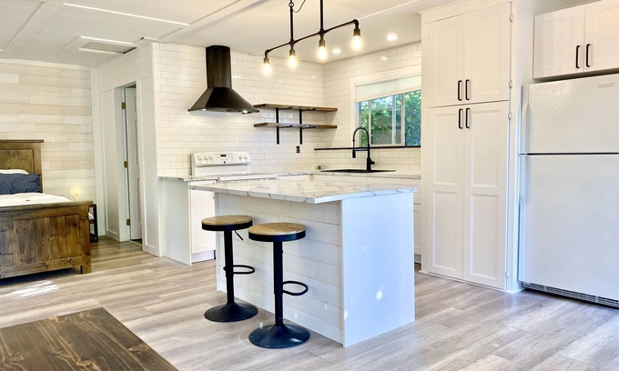 Regional District of Nanaimo Cottage | Lil Q Modern Cottage - 3 min from the beach!
