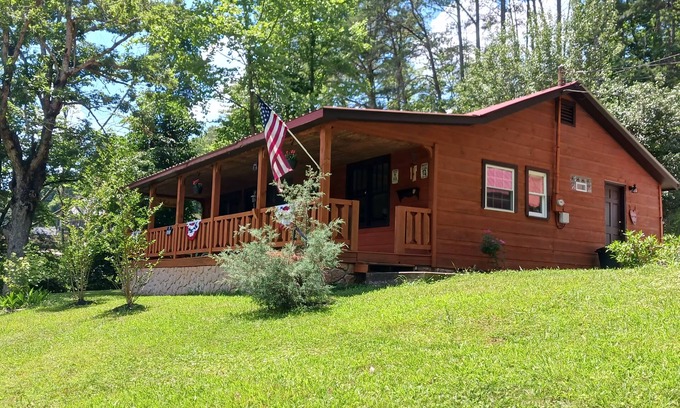 Ellijay Cabin | Lil' Ranch: Smoke-free, Pet-free rental, 2 mi to downtown. Easy to find/access.