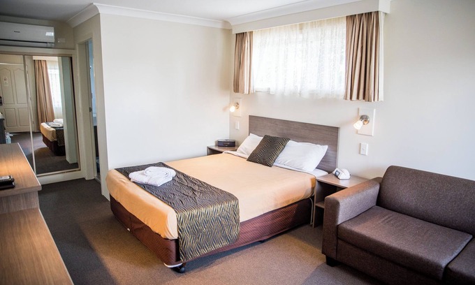 Goulburn Bed & Breakfast | Lilac City Motor Inn Deluxe Queen Room 14