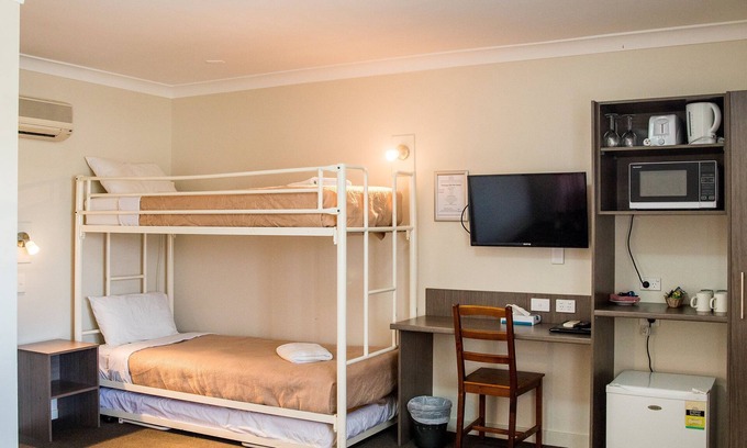 Goulburn Bed & Breakfast | Lilac City Motor Inn 1 Room Family 19