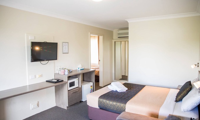 Goulburn Bed & Breakfast | Lilac City Motor Inn 2 Room Family 16