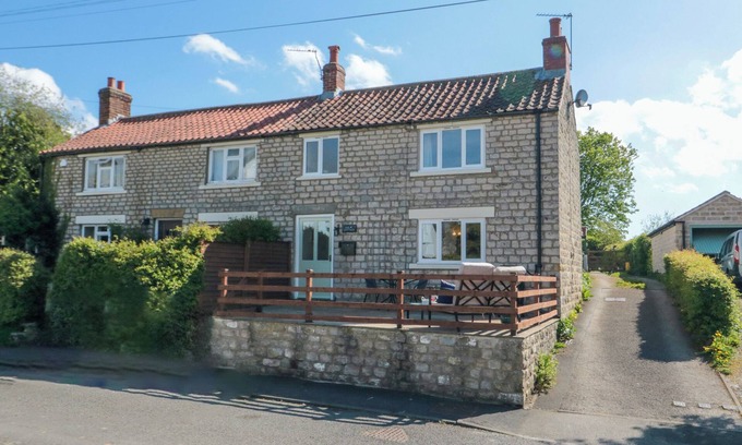 Wombleton Cottage | LILAC COTTAGE, pet friendly, with a garden in Beadlam
