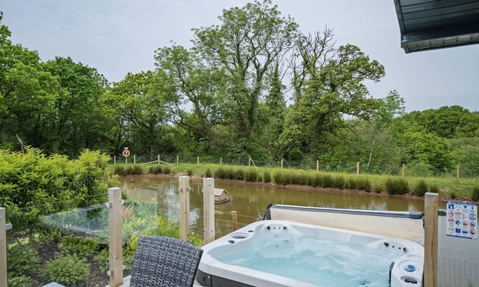 Lifton House | Lilac Lodge, 22 Roadford Lake Lodges - hot tub/pet friendly