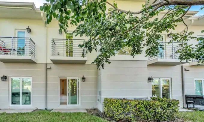 Lake Worth Corridor Apartment | 'lilly' at Aviara Lake Worth