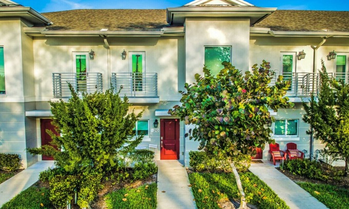 Lake Worth Corridor House | 'Lilly' at Aviara Lake Worth
