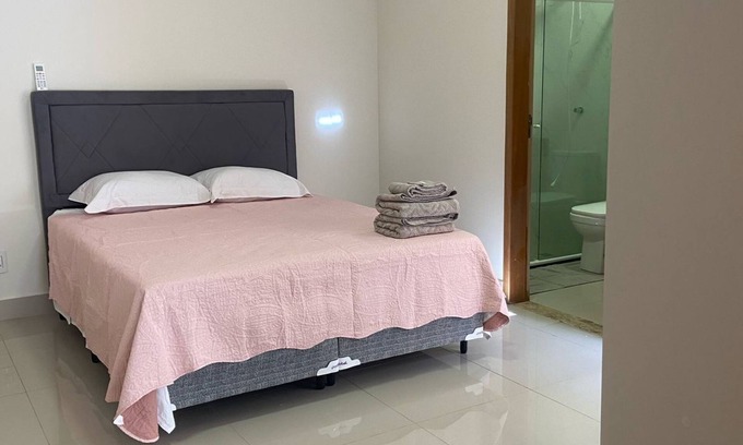 Brasilia House | Lilly Queen I, 1-Private bedroom with WiFi near to the Airport in Londrina