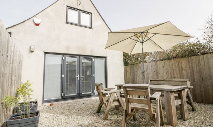 Camelford Cottage | LILY COTTAGE, pet friendly, with a garden in Camelford