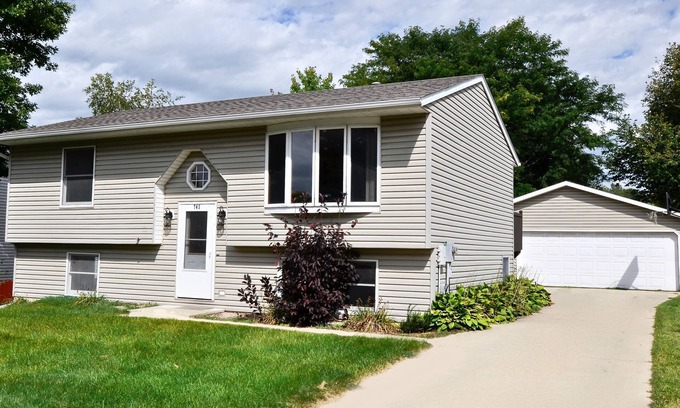 Glendale House | Lily House - 4 BR 2 Bath - Just 4 miles from Mayo Clinic/St. Mary's