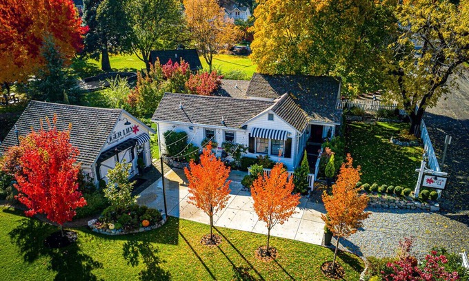 Jacksonville Cottage | Lily Pad - #1 BEST LOCATION, STUNNING, ROMANTIC, FULL KITCHEN, OUTDOOR FIRE PIT