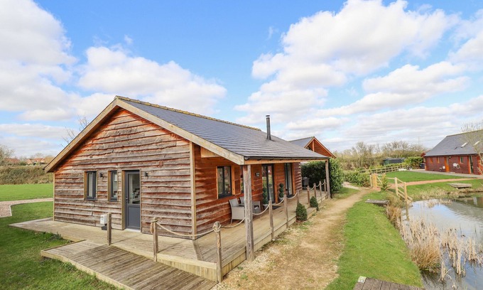 Aubourn Cottage | LILY-PAD LODGE, family friendly, with hot tub in Thorpe-On-The-Hill