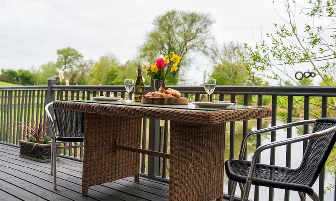 Pitchcombe Ski Chalet | Lily pad Lodge