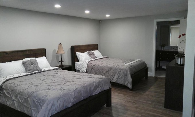 West Springfield Hotel | Lily's Lodge