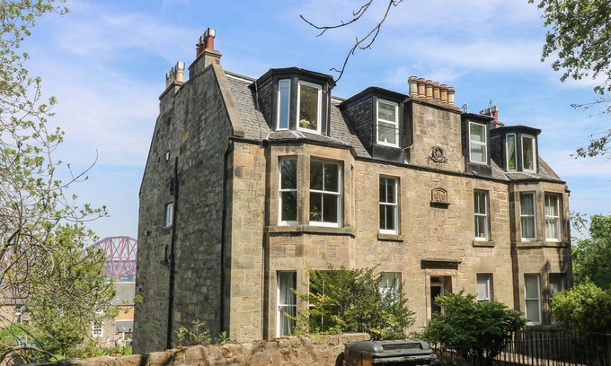South Queensferry Apartment | LILYBANK APARTMENT, pet friendly, with open fire in South Queensferry