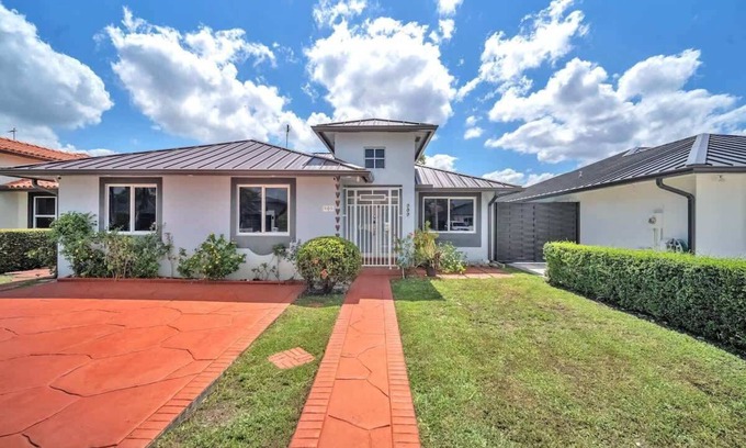 Ludlam House | Lime Haus 🍋 - Your Family Stay in Miami Awaits!