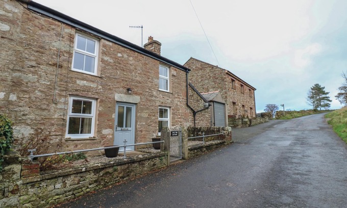 Winton House | LIME TREE COTTAGE, pet friendly, with open fire in Kirkby Stephen
