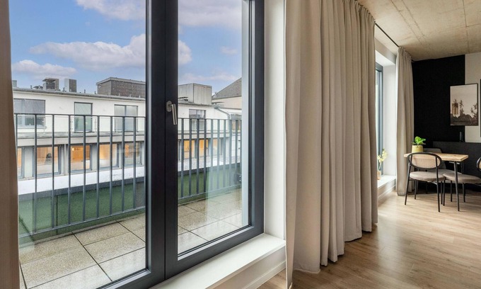 Stadtmitte Apartment | limehome Düsseldorf | Suite with Balcony