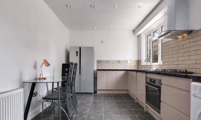 St. Dunstan's House | Limehouse: 4 Bedroom 3 Bathroom Townhouse with Private Garden