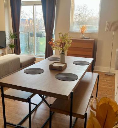 Limehouse Apartment | Limehouse Marina, London large 2 bed