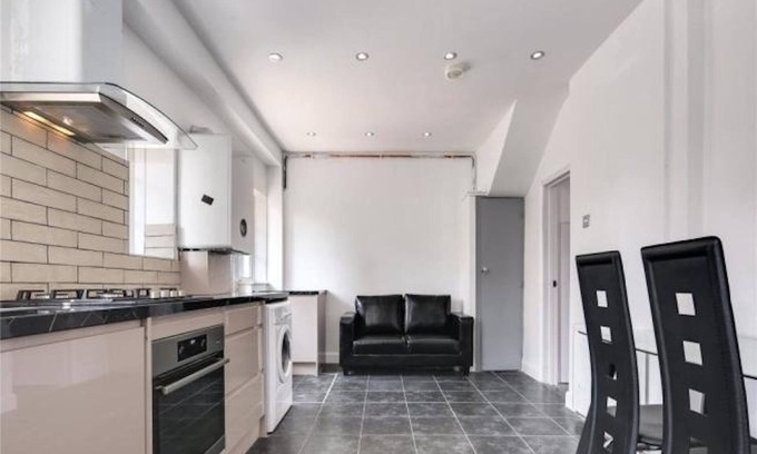 Tower Hamlets House | Limehouse Townhomes Modern 4 bedroom 3-bathroom Townhome with a Private Garden