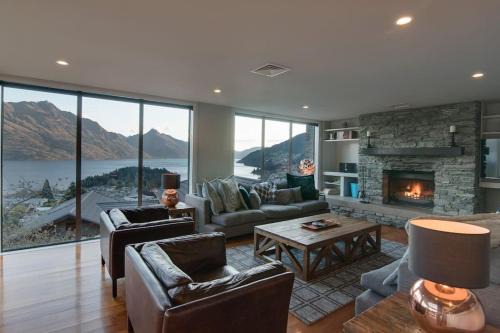Queenstown City Centre Villa | Limerick- Fire Place- Lake Views- BBQ- AC