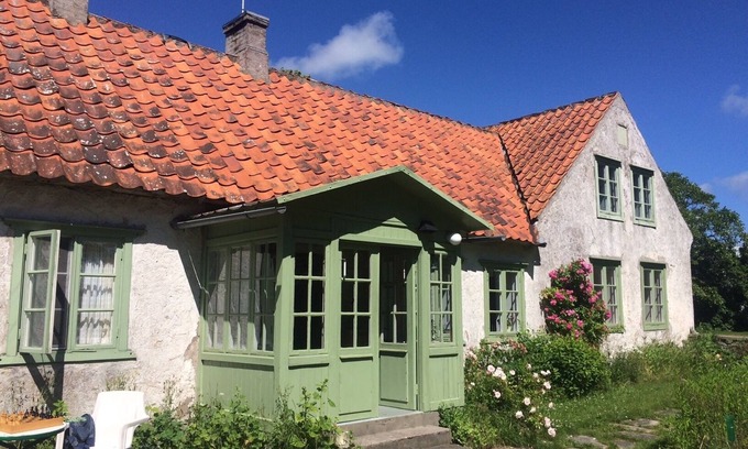 Burgsvik House | LIMESTONE COTTAGE CLOSE TO OCEAN & BISTRO