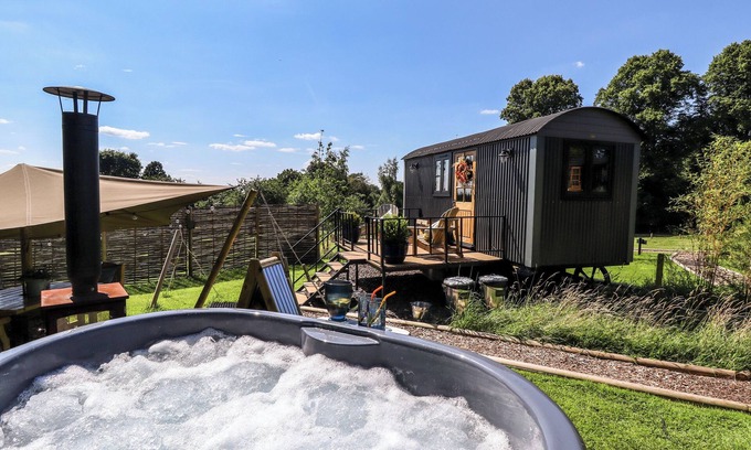 Retford Cottage | LIMETREE LUXURY GLAMPING SOUTHDOWN, romantic in Nottingham