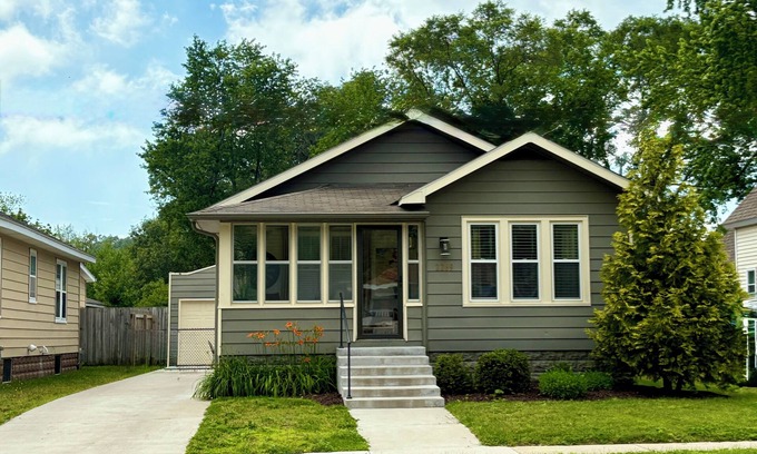 Lakeside House | Lincoln 1 - Cozy porch, escape to Muskegon for a Scenic, colorful Fall getaway