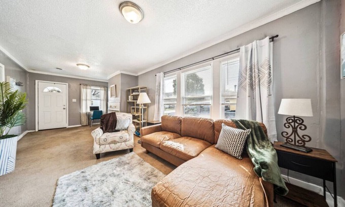 Garfield Heights Apartment | Lincoln 3 bedroom, 1 b South Cleveland near Clinic