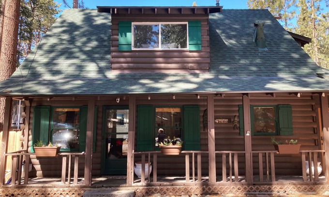 Al Tahoe Cabin | Lincoln Log Cabin at the Lake with Hot Tub, Kayaks + Beach Cruisers!