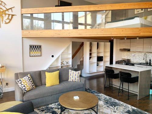 Sheffield Neighbors Apartment | Lincoln Park Light-Filled Loft